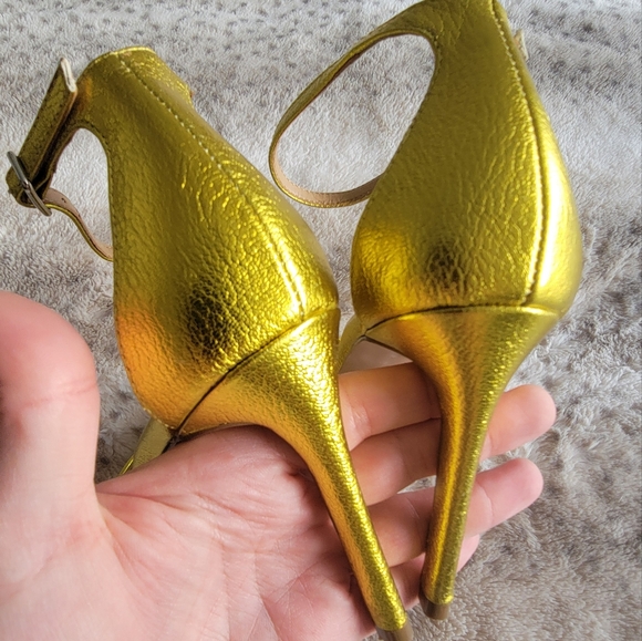 Leather Ankle Strap Sandal, size 6.5 metallic yellow gold - Picture 4 of 9